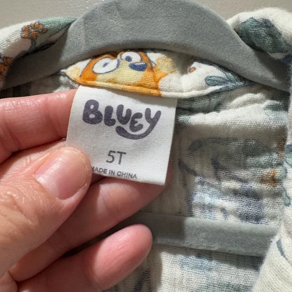 Boys Bluey Aloha Shirt and Shorts set 5T - Picture 6 of 7